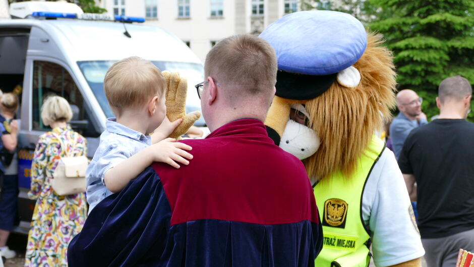 lew leos przybija z chlopcem piatke