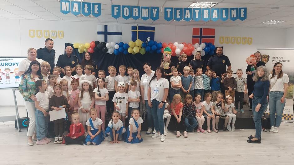 zdjęcie grupowe uczestników konkursu