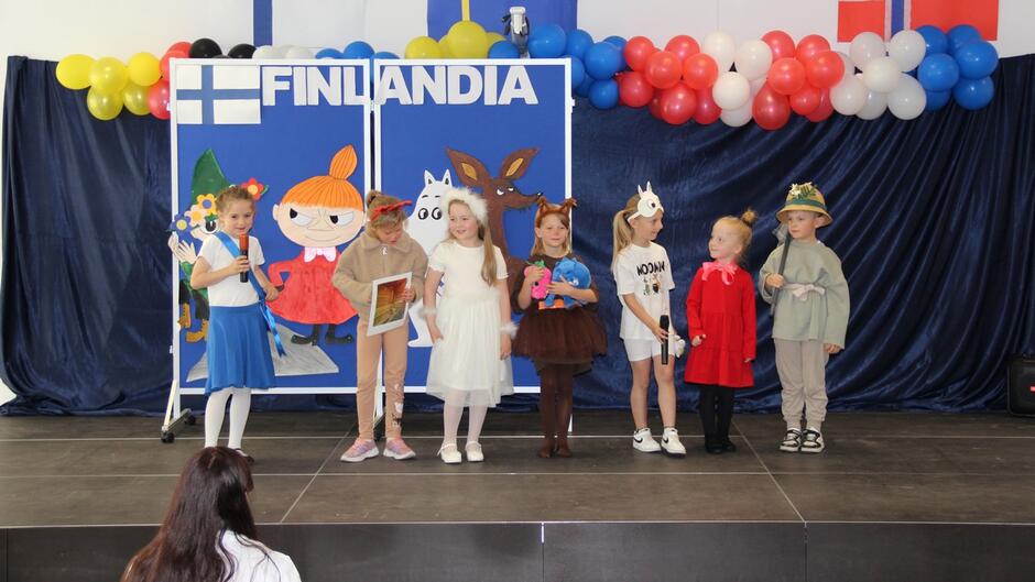 dzieci przebrane za muminki prezentują swoje przedstawienie