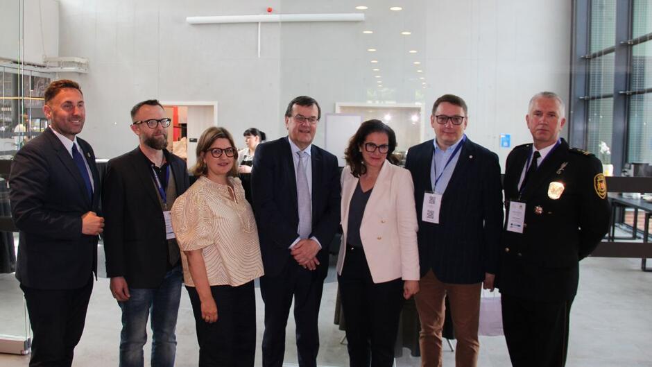 Do zdjęcia pozuje siedmioro uczestników konferencji PACTESUR2. Pierwszy z prawej komendant Straży Miejskiej w Gdańsku Leszek Walczak, trzecia z prawej - prezydent Gdańska Aleksandra Dulkiewicz.