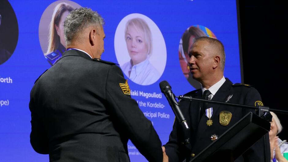Komendant Straży Miejskiej z Czech wręcza medal komendantowi Straży Miejskie w Gdańsku.