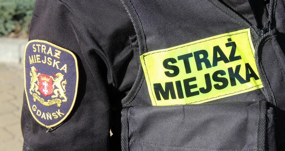 fragment munduru strażnika z emblematem