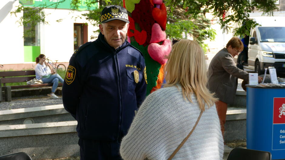 strażnik rozmawia z kobietą
