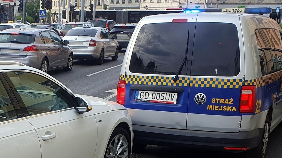 radiowozu i samochod sprawcy kolizji na ulicy