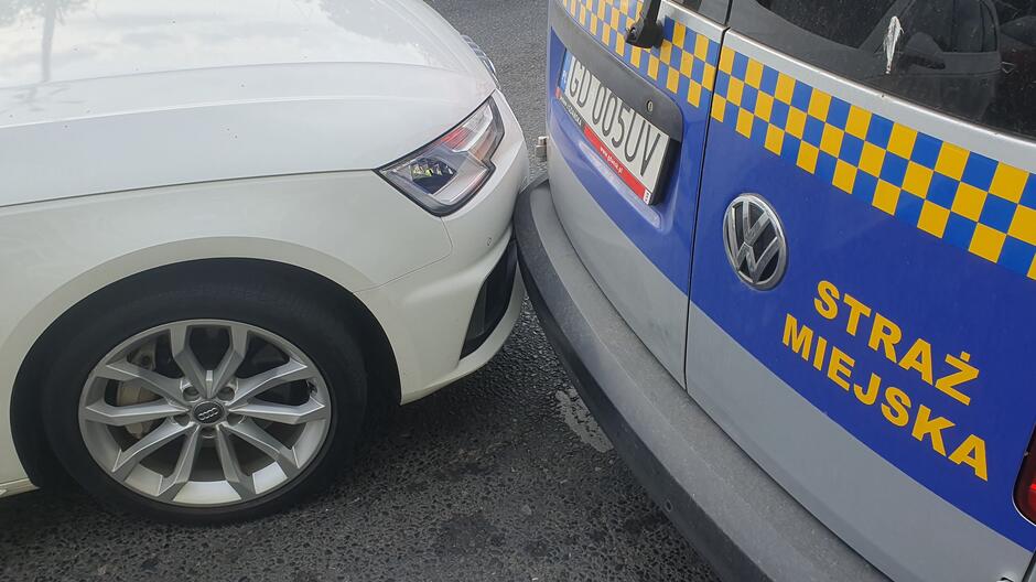 auto na zderzaku radiowozu