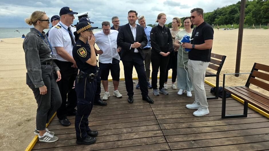 kontrolujący zebrani przy Piotrze Borawskim