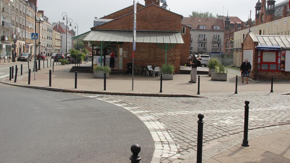 Plac Dominikański i fragment ul. Podwale Staromiejskie pawilony usługowe, fragment Hali Targowej