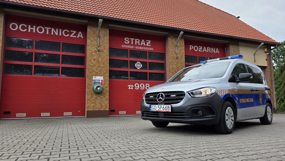 Radiowóz przy OSP Sobieszewo