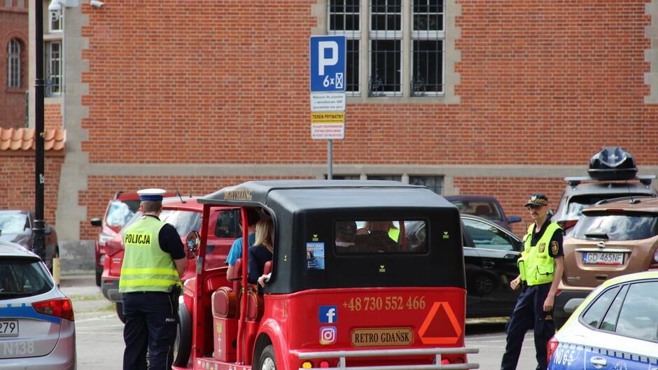 kontrola melexa prowadzona przez policjantów obok stoi strażnik miejski