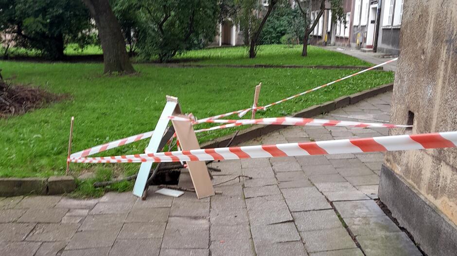 taśma przy dziurze i dziura zakryta deskami