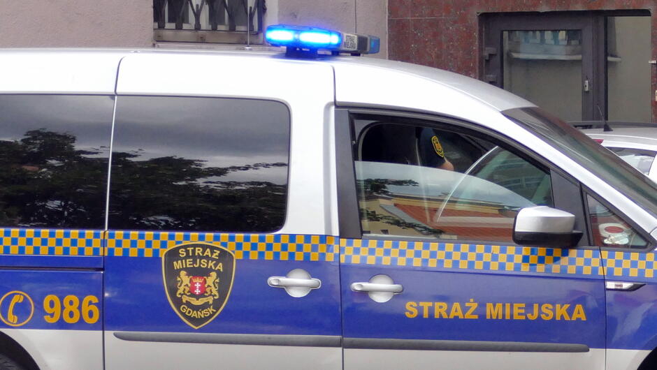 bok radiowozu strazy z wlaczony swiatlami niebieskimi