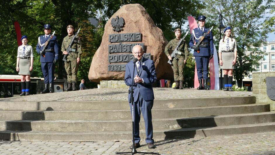 Przed pomnikiem Polskiego Państwa Podziemnego przemawia weteran walk w Powstaniu Warszawskim.