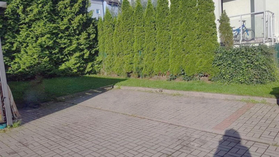 parking z kostki brukowej fragment wiaty śmietnikowej