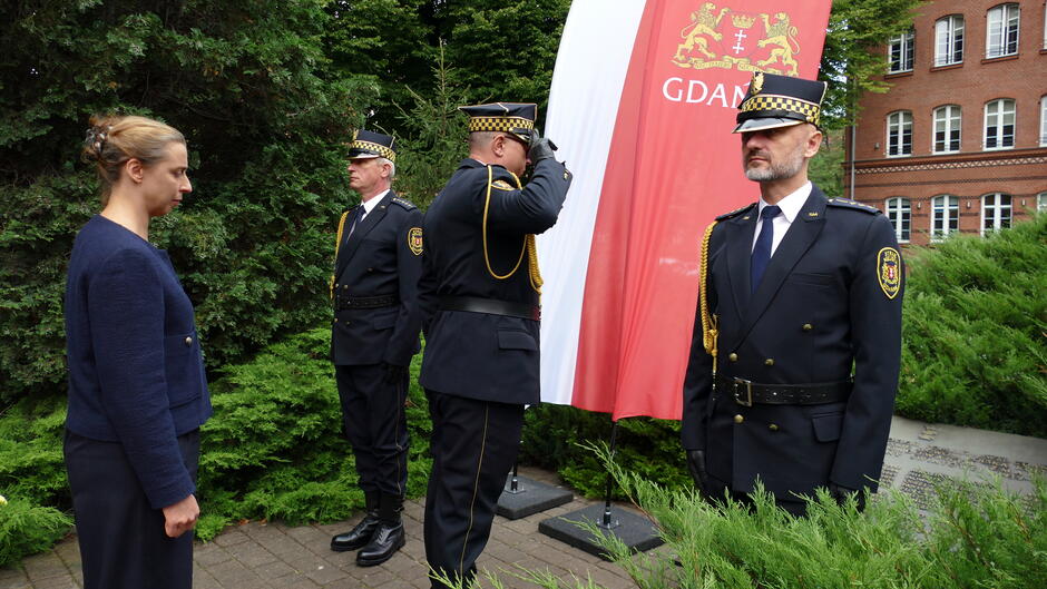 strażnicy na warcie przy tablicy