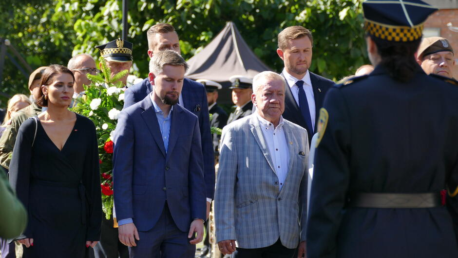 uczestnicy przed pomnikiem