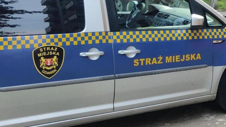 bok radiowozu z widocznym emblematem i napisem straż miejska