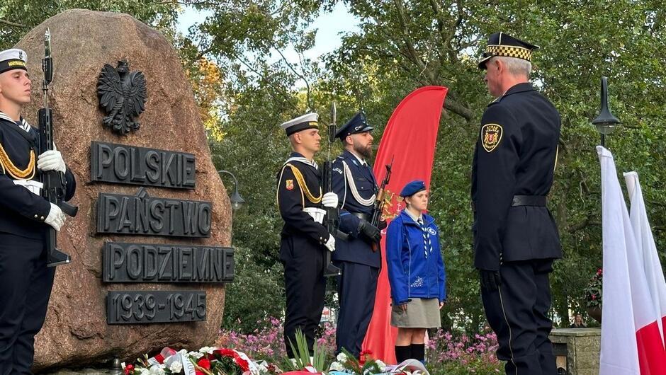 strażnik salutuje przed pomnikiem