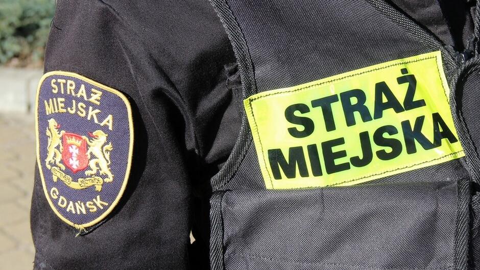 Na zdjęciu widoczny emblemat Straży Miejskiej w Gdańsku — symbol odpowiedzialności i gotowości do działania. To właśnie funkcjonariusze z Referatu Interwencyjnego szybko zareagowali na zgłoszenie o agresywnym psie na ul. Alfa Liczmańskiego.