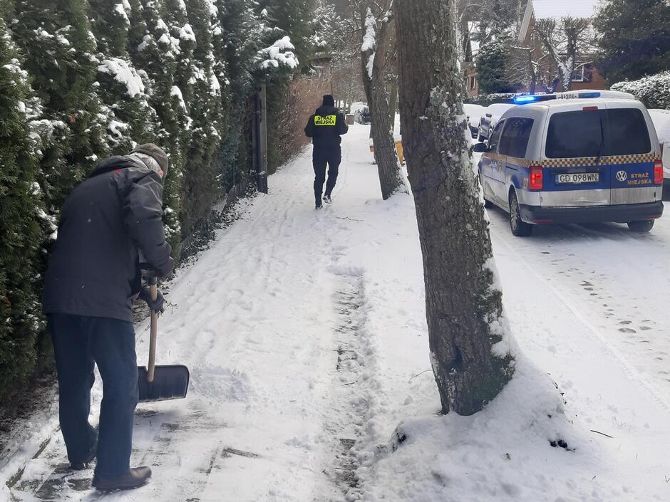 mężczyzna odsnieża chodnik2