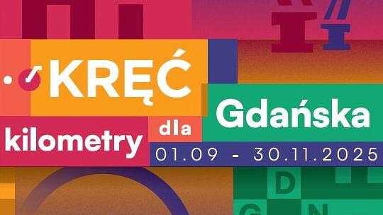 Grafika promująca kampanię „Kręć kilometry dla Gdańska”. Na kolorowym tle widnieje napis: „Kręć kilometry dla Gdańska 01.09 – 30.11.2025”. Kolory plakatu są intensywne: pomarańczowy, czerwony, zielony, fioletowy i granatowy. W tle widać abstrakcyjne kształty oraz elementy sugerujące motyw rowerowy.