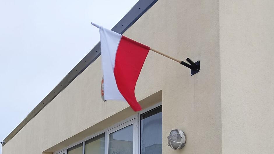 nowa flaga biało czerwona zawieszona na budynku