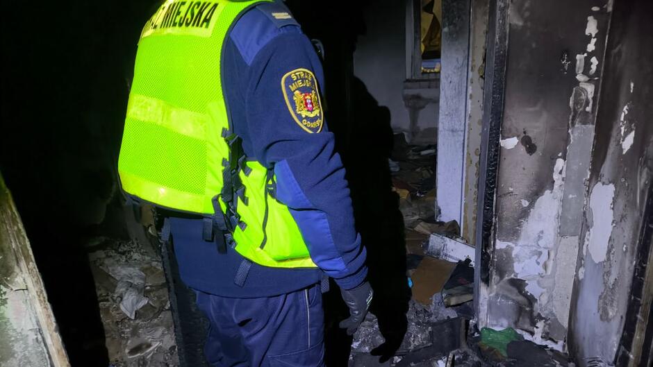 Strażnik miejski kontroluje miejsce przebywania osób w kryzysie bezdomności. 