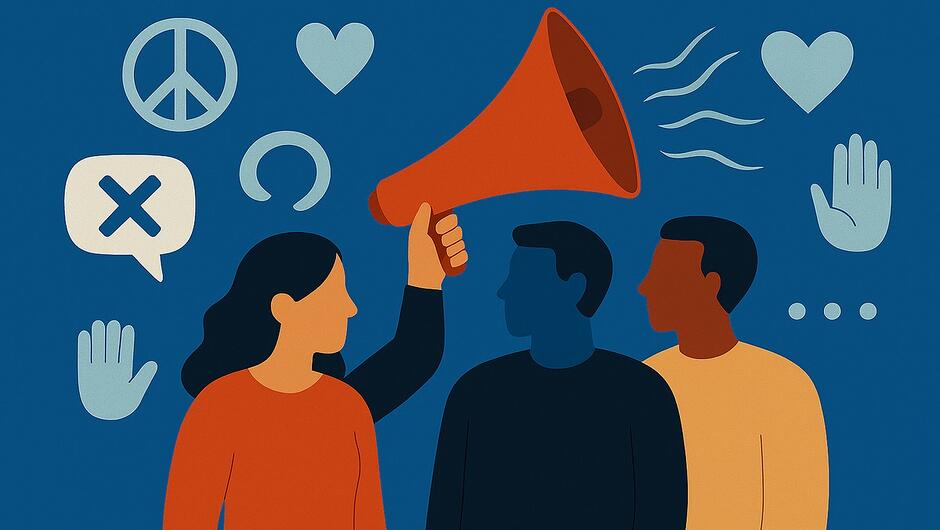 Dominującym kolorem tła jest głęboki odcień niebieskiego, który buduje spokojny, a jednocześnie poważny nastrój. Na pierwszym planie znajdują się trzy postacie – uproszczone, symboliczne sylwetki ludzi – stojące obok siebie, co podkreśla motyw wspólnoty i współdziałania.
Jedna z postaci unosi w górę duży, pomarańczowy megafon. Ten element symbolizuje głos, komunikację, ale także odpowiedzialność za to, jak słowa wpływają na innych.
Wokół postaci rozmieszczone są dodatkowe symbole, które wzmacniają przekaz profilaktyczny: znak pokoju – symbol dialogu i porozumienia,
serca – oznaczające empatię i życzliwość,
dłonie unoszone w geście „stop” – symbol powstrzymywania hejtu i uprzedzeń,
chmurka z krzyżykiem – symbolizująca sprzeciw wobec przemocy słownej,
abstrakcyjne fale – odnoszące się do rozchodzenia się słów i wypowiadanych komunikatów.
Całość tworzy harmonijny, czytelny przekaz graficzny nawiązujący do idei:
„Odpowiedzialni za słowa – powstrzymaj falę uprzedzeń”.