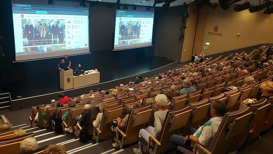 Strażnicy prowadzą wykład dla seniorów w auli Uniwersytetu Gdańskiego.