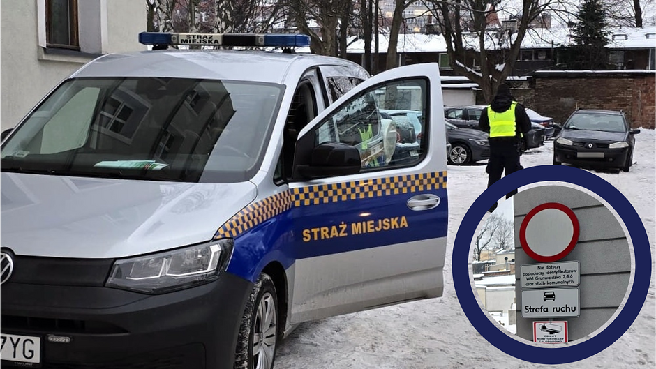 a zdjęciu widać radiowóz Straży Miejskiej stojący na ośnieżonym terenie. Drzwi pojazdu są otwarte, a w tle znajduje się funkcjonariusz w żółtej kamizelce, idący w kierunku zaparkowanych samochodów. Na osobnym, powiększonym fragmencie zdjęcia widoczny jest znak zakazu ruchu oraz tabliczka informacyjna dotycząca zasad wjazdu do strefy. Wokół widać zimową scenerię z budynkami i drzewami pokrytymi śniegiem.