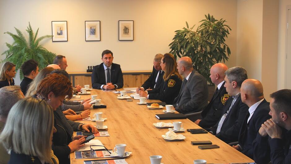 Odprawa Straży Miejskiej w Gdańsku - za stołem siedzą zebrani goście. 