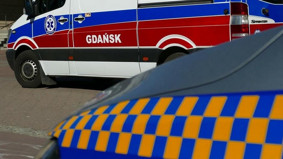 Karetka i radiowóz straży miejskiej