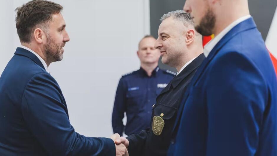 Zastępca Prezydenta Gdańska Piotr Borawski podaje rękę st. insp. Piotrowi Ziętarskiemu