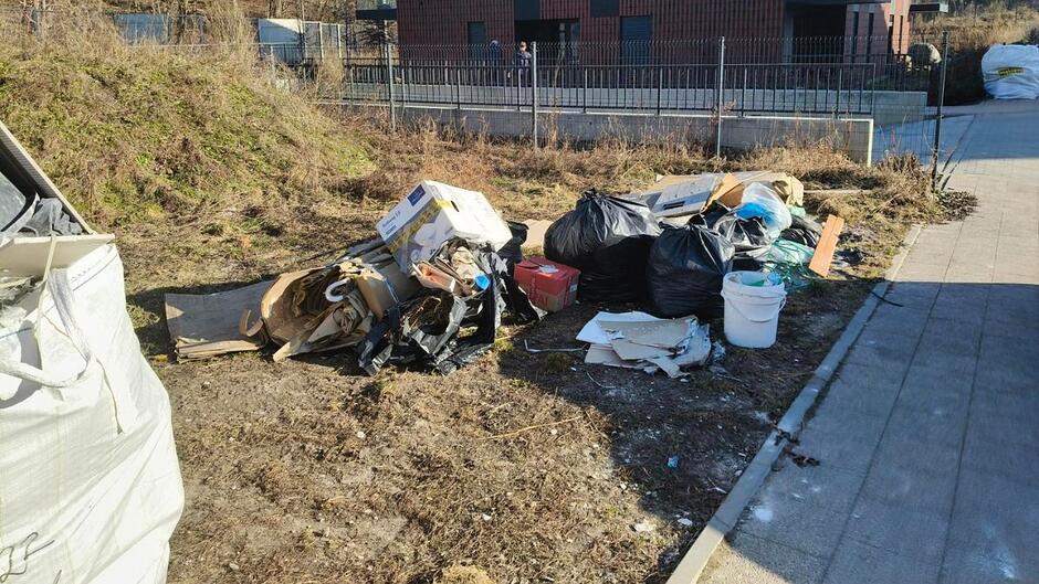 Śmieci na trawniku.