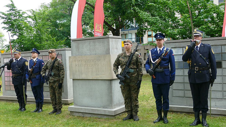 Wartę honorową przy pomniku „W hołdzie ofiarom – Polonii Gdańskiej” pełnią strażnicy miejscy, policjanci i wojskowi.