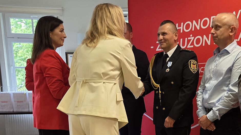 Moment wręczenia odznaczenia – podczas uroczystości w Okręgowej Izbie Lekarskiej w Gdańsku wyróżniony odbiera gratulacje za swoją działalność na rzecz honorowego krwiodawstwa.