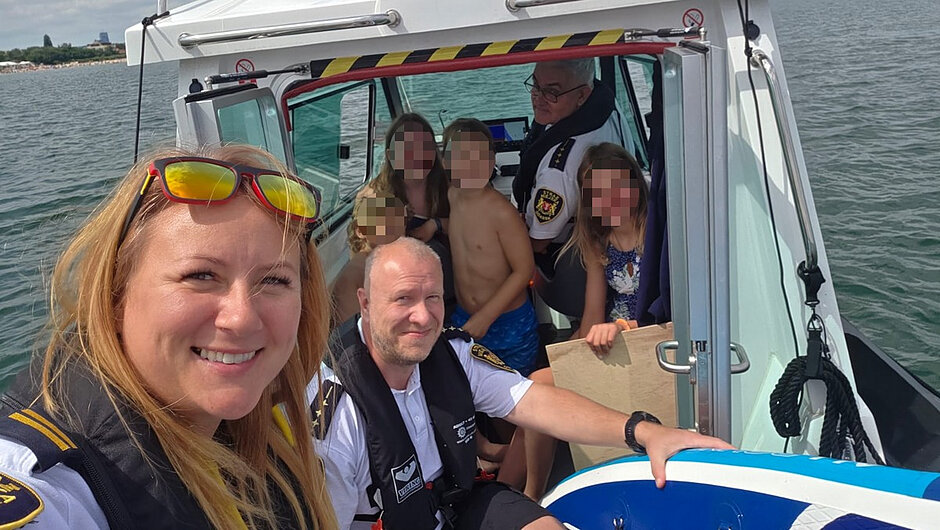 Patrol wodny Straży Miejskiej podczas interwencji na wodach Zatoki Gdańskiej. Po zauważeniu czworga dzieci dryfujących na jednej desce SUP funkcjonariusze bezpiecznie podjęli małoletnich na pokład swojej jednostki. Dzięki szybkiej reakcji patrolu dzieci zostały przewiezione do brzegu i przekazane pod opiekę dorosłych.