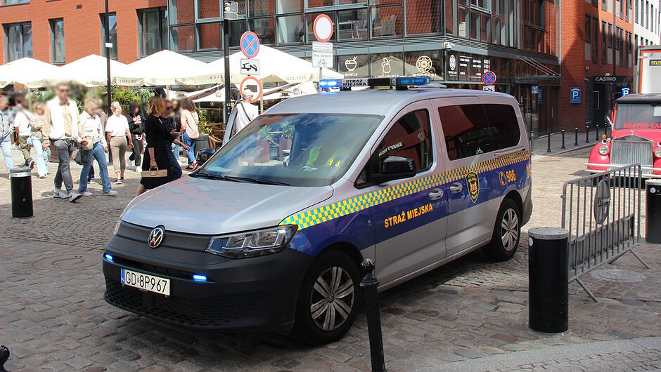 Patrol Straży Miejskiej zabezpiecza i monitoruje rejon prowadzonych czynności kontrolnych dotyczących pojazdów świadczących usługi przewozu osób na terenie Głównego Miasta w Gdańsku.