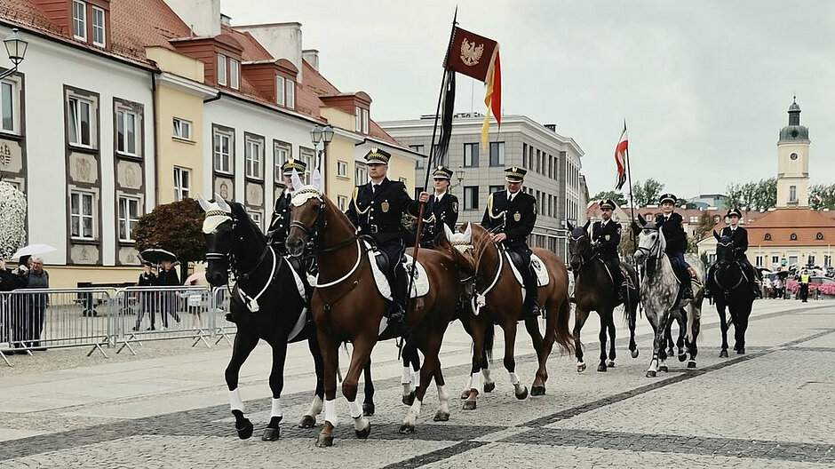 Patrol konny Straży Miejskiej podczas uroczystego przemarszu przez rynek miasta.