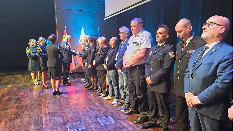 Komendant Leszek Walczak wręcza pamiątkowe medale przedstawicielom policji municypalnych z różnych europejskich miast.