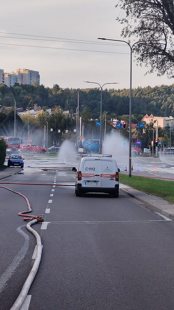 Pojazd Straży Miejskiej Gdańsk zabezpieczający miejsce rozszczelnienia sieci gazowej w rejonie ronda De La Salle. Na miejscu działania prowadzili również strażacy oraz służby techniczne.