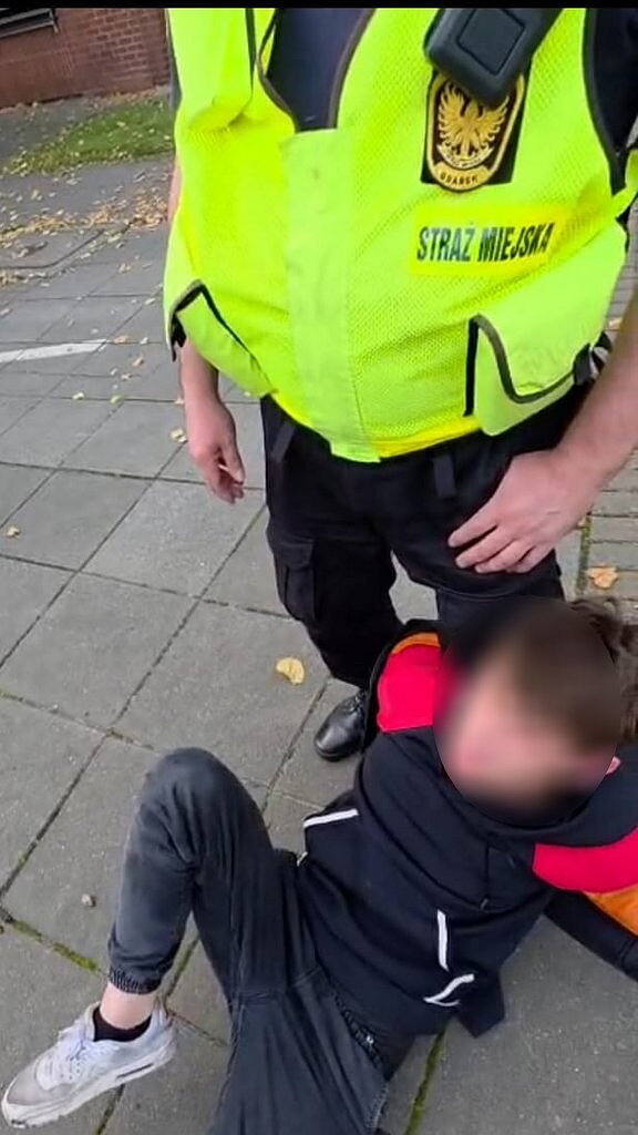 Interwencja strażników miejskich wobec mężczyzny niereagującego na polecenia funkcjonariuszy. W związku z zagrożeniem zastosowano środki przymusu bezpośredniego.