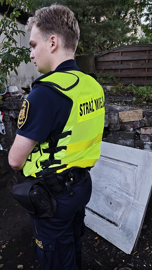 Patrol Straży Miejskiej prowadzi działania prewencyjne w rejonie miejsc, w których mogą przebywać osoby w kryzysie bezdomności. Regularne kontrole pozwalają szybko reagować w sytuacjach zagrożenia zdrowia lub życia.
