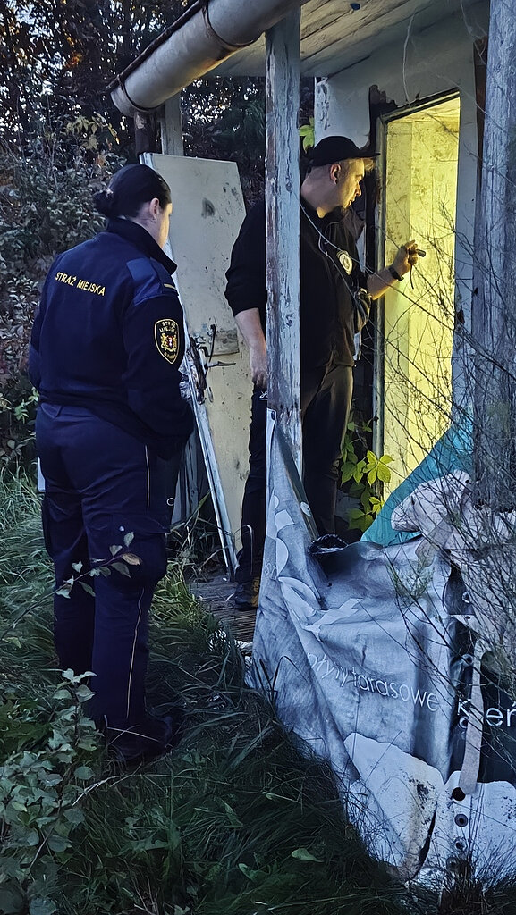 Wieczorny patrol Straży Miejskiej oraz streetworkerzy ze Stowarzyszenia im. św. Brata Alberta sprawdzają miejsce, w którym mogą przebywać osoby w kryzysie bezdomności. Takie działania pozwalają dotrzeć do osób potrzebujących wsparcia i zaoferować pomoc przed nadejściem chłodniejszych dni.