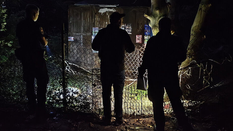 Strażnik miejski i streetworker kontrolują opuszczony obiekt wykorzystywany jako schronienie. Podczas wspólnych patroli sprawdzany jest stan osób przebywających w takich miejscach oraz to, czy nie wymagają pomocy medycznej, socjalnej lub interwencji odpowiednich służb.