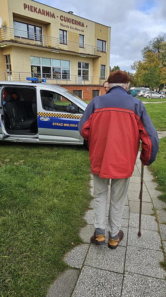 Pomoc mieszkańcom to jeden z najważniejszych elementów naszej służby. Tym razem strażnicy udzielili wsparcia seniorowi, pomagając mu bezpiecznie dotrzeć do miejsca, w którym mógł otrzymać niezbędną pomoc.