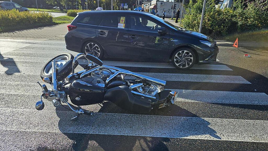 W trakcie patrolu strażnicy zabezpieczyli miejsce zdarzenia z udziałem motocyklisty. Do czasu zakończenia działań ratowniczych dbali o bezpieczeństwo uczestników ruchu i sprawny przebieg interwencji.