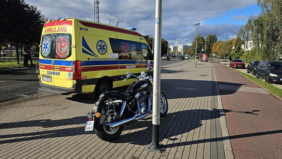 Po zgłoszeniu kolizji z udziałem motocykla strażnicy zabezpieczyli miejsce zdarzenia i wspierali działania pozostałych służb. Dzięki szybkiej reakcji możliwe było ograniczenie utrudnień i zapewnienie bezpieczeństwa w rejonie zdarzenia.