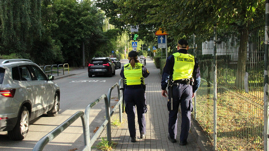 Patrole piesze w rejonie placówek oświatowych to stały element naszych działań. Obecność strażników miejskich ma na celu wspieranie porządku oraz zwracanie uwagi na bezpieczeństwo uczestników ruchu drogowego.