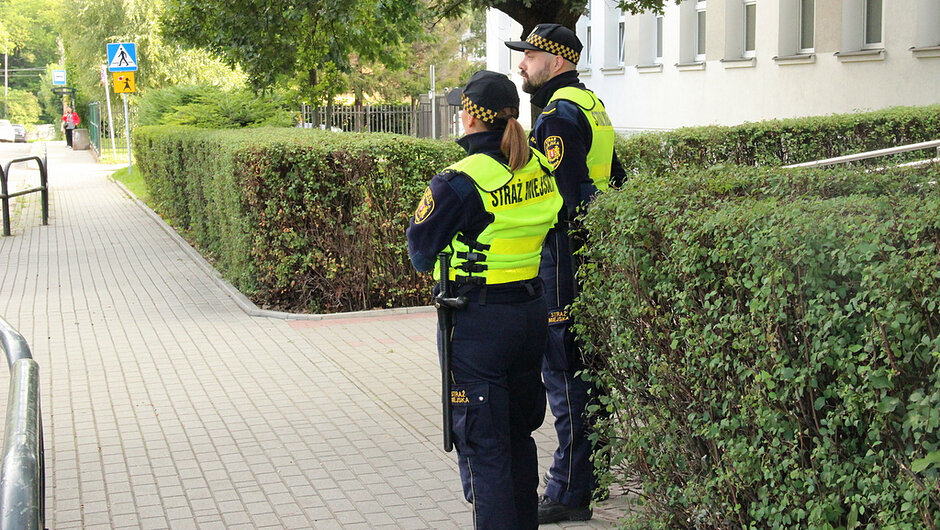 Czujność i obserwacja terenu to podstawa skutecznego patrolu. Strażnicy miejscy regularnie monitorują okolice szkół i przejść dla pieszych, reagując na zgłoszenia oraz potencjalne zagrożenia.
