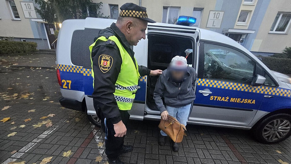 Po ustaleniu miejsca zamieszkania strażnicy bezpiecznie odprowadzili 90-letniego seniora do domu, gdzie czekała na niego rodzina.
